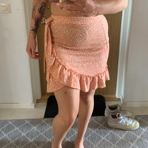 Kjol - Kjol från bikbok. Ser mörka ut på första bilden men har svarta underkläder på mig så det är därför. Supersöt och väldigt passande till sommaren. Har ett knyte vid sidan där man kan knyta en rosett. Storlek M och frakten ingår i priset💞