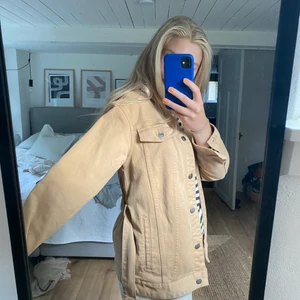 Jeansjacka med skärp - Assnygg men den gör sig inte lika bra på bild<3 köparen står för frakt