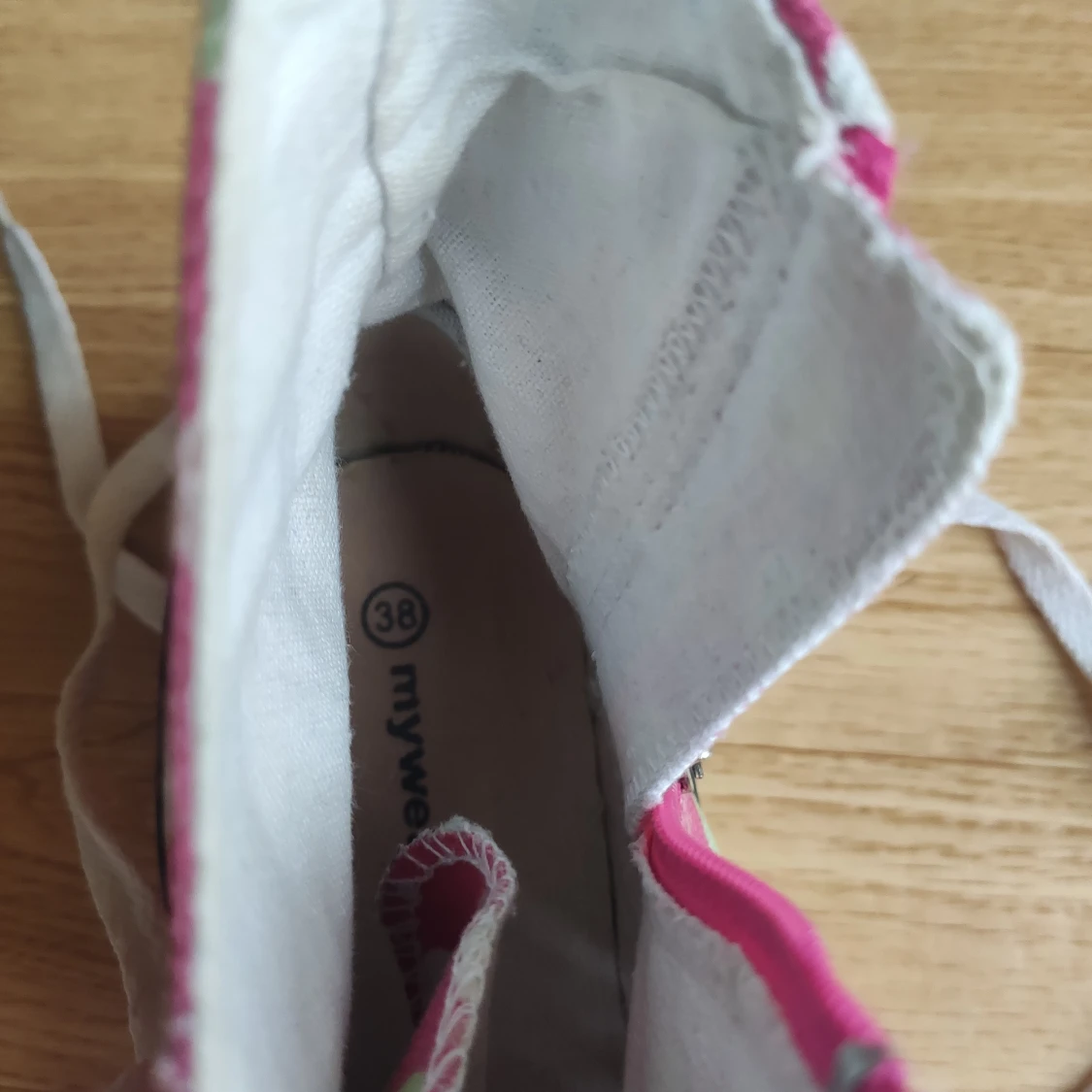 Prickiga sneakers i storlek 38 - 91