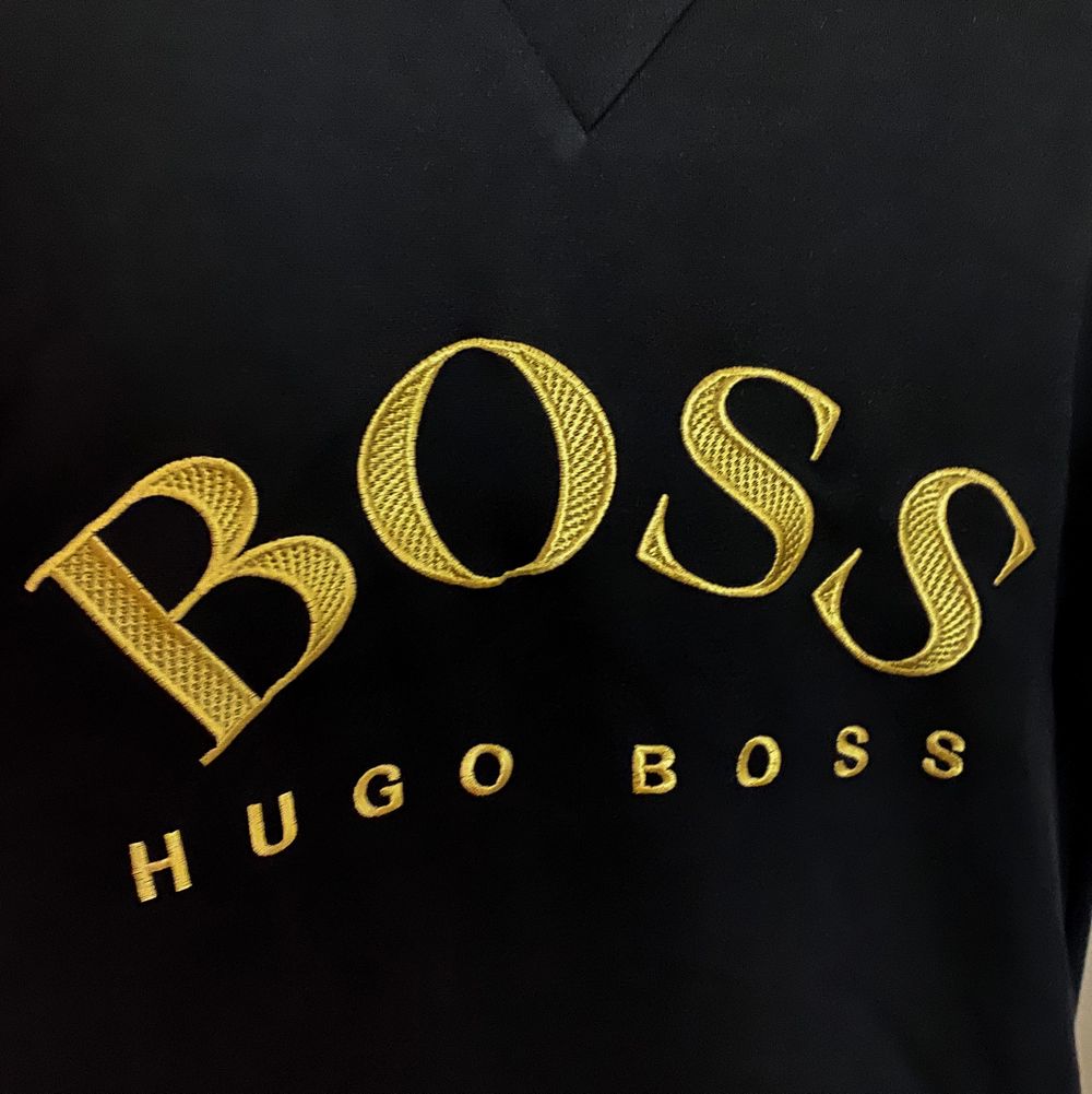 Hugo Boss tröja guld/svart | Plick Second Hand