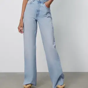 Super fina zara jeans i ljusblå färg. Köptes här på Plick men tuvärr förkorta eftersom att de inte var som beskrivet:( jag är 170 lång.