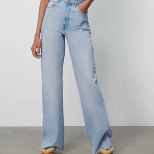 Zara jeans full Length - Super fina zara jeans i ljusblå färg. Köptes här på Plick men tuvärr förkorta eftersom att de inte var som beskrivet:( jag är 170 lång.
