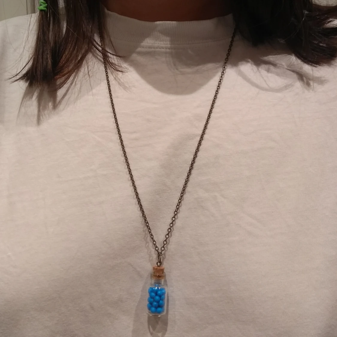 Halsband med glasflaska