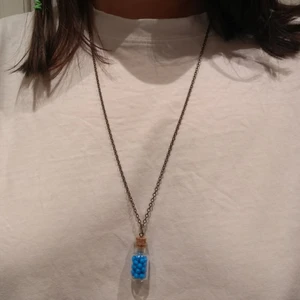 Halsband med glasflaska - Supergulligt handgjort halsband! Skriv för fler bilder eller detaljer om halsbandet:)