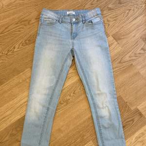 Ett par jeans från Lindex dom köptes med håll i knät och och lite mer vita på vissa ställen, säljs pg av att dom är för små. Storlek 158 köpta för ca 300kr för något år sen men inte använda särskilt mycket. Pris kan diskuteras 