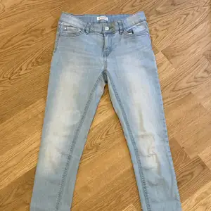 Ett par jeans från Lindex dom köptes med håll i knät och och lite mer vita på vissa ställen, säljs pg av att dom är för små. Storlek 158 köpta för ca 300kr för något år sen men inte använda särskilt mycket. Pris kan diskuteras 