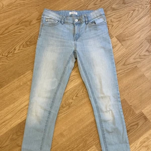 Jeans  - Ett par jeans från Lindex dom köptes med håll i knät och och lite mer vita på vissa ställen, säljs pg av att dom är för små. Storlek 158 köpta för ca 300kr för något år sen men inte använda särskilt mycket. Pris kan diskuteras 