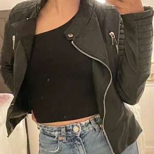Super fin skinnjacka från chiquelle i storlek xs/s✨ - Endast använd fåtal gånger och ser helt ut som ny! använder ej pga att den är för liten😩 kan mötas upp i Stockholm, och kan frakta men du står för kostnaden!👍🏼spegelt är lite smutsig☺️