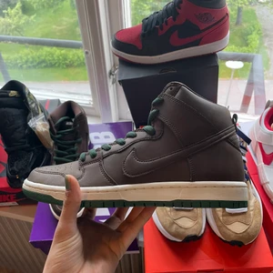 Dunk high Baroque brown Vegan - Nikw dunk high Baroque brown Vegan, gjort på vegansk läder. Helt nya och oanvända. Skickas snabb och spårbar. Undrar ni över något? Skriv så svarar jag så fort jag kan 🙂