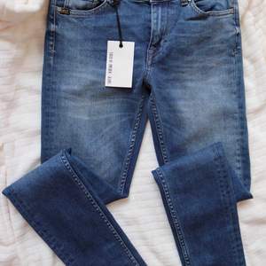 Slight- Jeans Skinny Fit                                      Ny pris : 1299  kr                                          Meterial : 92 % bomull, 6 % elastomultiester, 2% elastan 