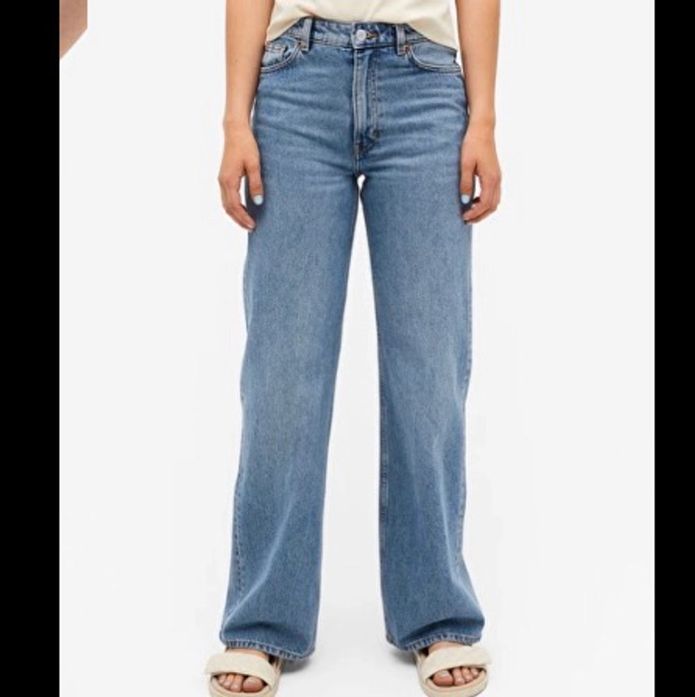 Så fina jeans från monki, modellen heter Yoko mid blue jeans. Bara använt ca 3 ggr så mycket bra skick, strl 28💖 skriv om du vill ha fler bilder/undrar något! . Jeans & Byxor.