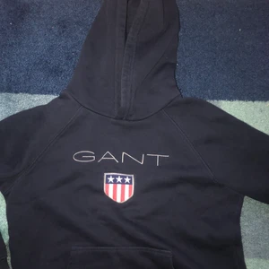 GANT HOODIE - En gant hoodie helt nyskick! Använt 3 gånger endast. Köptes ifrån kidsbrandstore för 1199kr och säljer den väldigt billigt!! Om du vill gärna se flera bilder kom privat❤️❤️