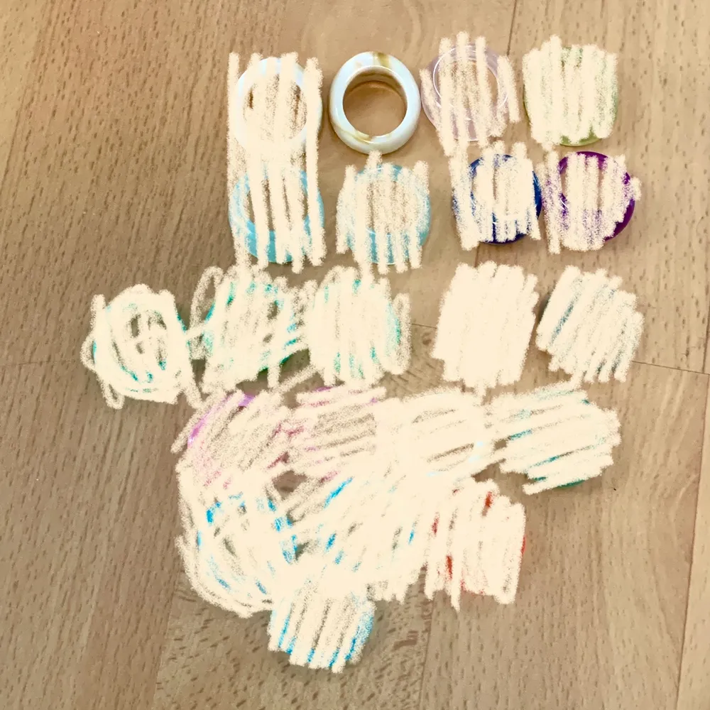 många olika färgglada ringar i materialet resin, storlekar varierar från 17-19mm. 10kr styck! meddela innan köp angående vilka ringar du vill ha :-) 2a bilden visar vilka ringar som är kvar !. Accessoarer.