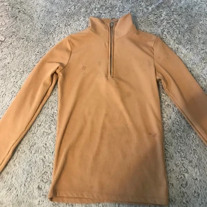 Orange tröja med dragkedja - Plagget tvättas innan leverans/hämtning. Den är i bra skick och nästan o andvänd