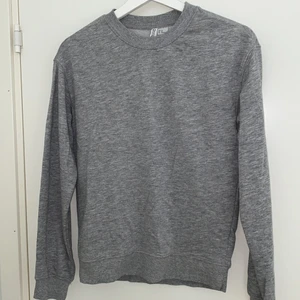 Grå sweatshirt  - Grå sweatshirt från HM, ganska tunnt material, säljer då den är för liten på mig, knappt använd 