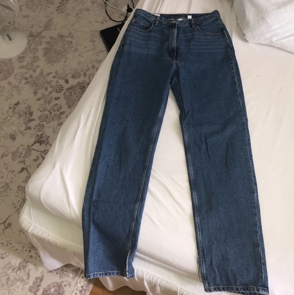 Blå jeans från collusion med slit nertill i storlek 30/36 (tall). Frakt tillkommer . Jeans & Byxor.
