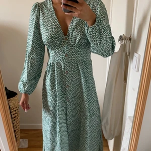 Grön klänning - Lång grön blommig klänning. Låna ärmar med knappar i mitten. Bekväm och superfin💜