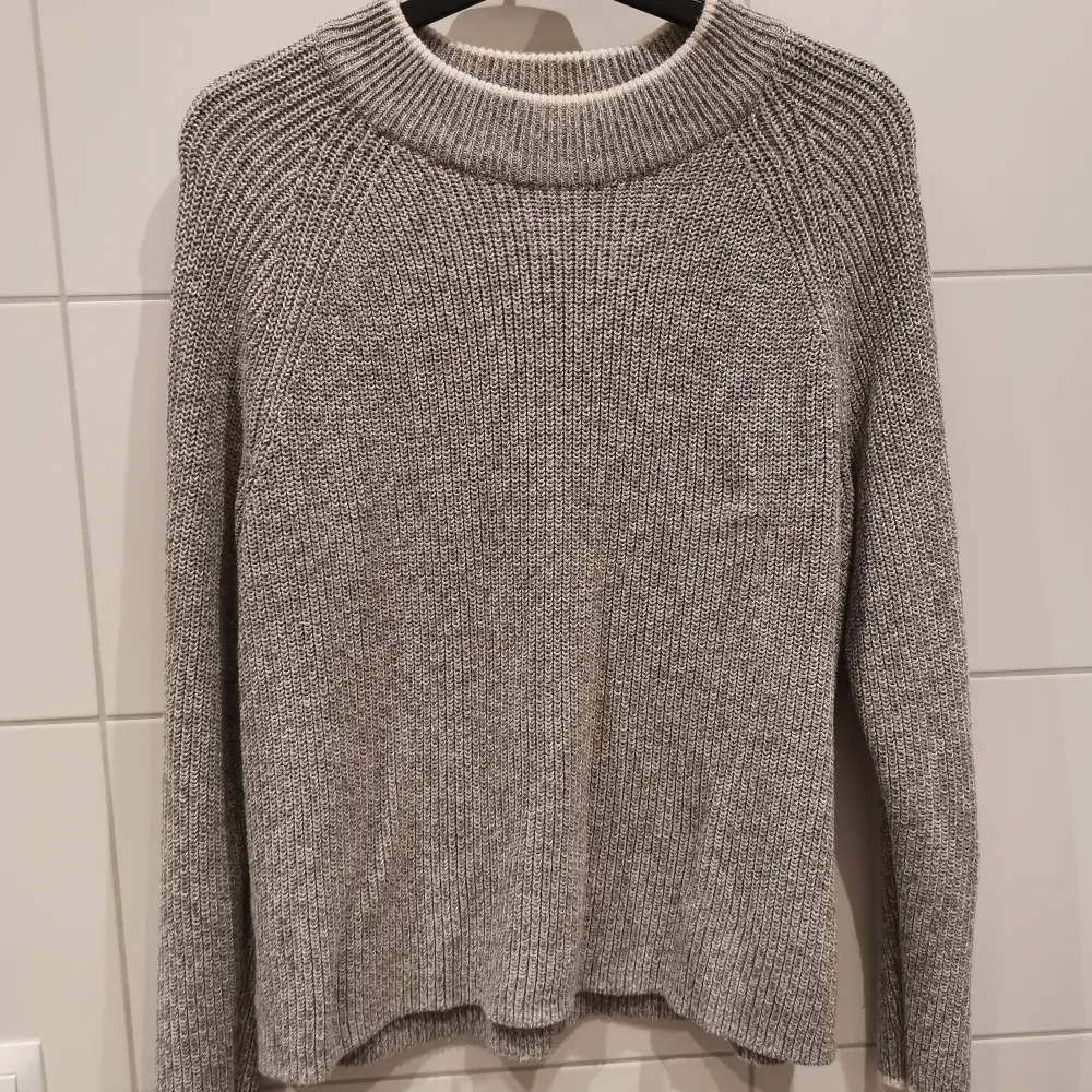 Grå tröja i fint skick från H&M i storlek L✨ Frakt tillkommer 💕. Tröjor & Koftor.
