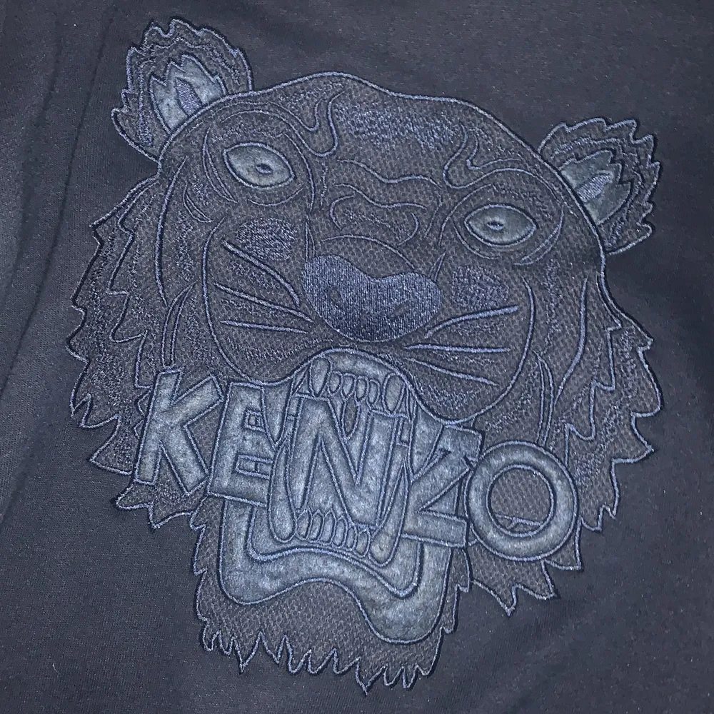 Jätte snygg kenzo paris tröja i storlek S. Mörkblå/Svart. Aldrig använd med prislappen kvar. Nypris: 3500 kr! Fler bilder kommer snart 🤍 Pris kan diskuteras. Tröjor & Koftor.
