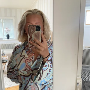 Skjorta strl m - En väldigt fin skjorta från Gina tricot som säljs pga dubbelköp.