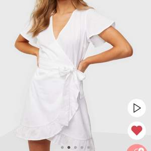 Säljer denna vita klänning från Nelly för 200kr plus frakt i storlek 38🤍 prislapp kvar då den är oanvänd!
