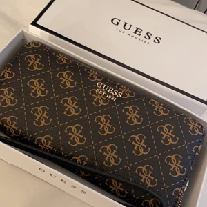 Guess plånbok,helt ny - Helt ny guess plånbok med låda till, nypris 599kr