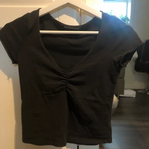 Brandy Melville top - Säljer denna super söt top då den tyvärr blivit för liten. Vid frågor är det bara att skicka iväg ett meddelande🌟🌟 köparen står för frakten