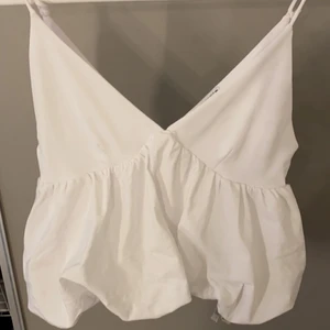 Zara topp  - Säljer min populära topp från zara som är helt slutsåld 💗 perfekt nu till sommaren, endast använd en gång 💗 skriv för fler bilder eller andra frågor 💗 skulle säga att den passar s/m 💗 bud: 260kr