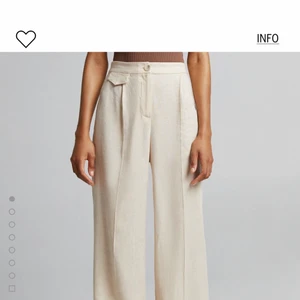 Linnebyxor - Säljer mina assnygga byxor från bershka då jag tyvärr råkade krympa dom🥲dom är ca 55% linne och resten viskos och dom är suuuupersköna nu på sommaren. Jag har ca 36/34 oC dom här är i storlek 34 och aningens tights i midjan, jag ör också 169 och dom är lite kortare än vad jag vill ha dom, det är bara att höra av dig om du undrar något