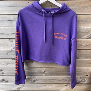 Lila crop hoodie  - En lila croppad hoodie med oranga tryck, passar S-M 
