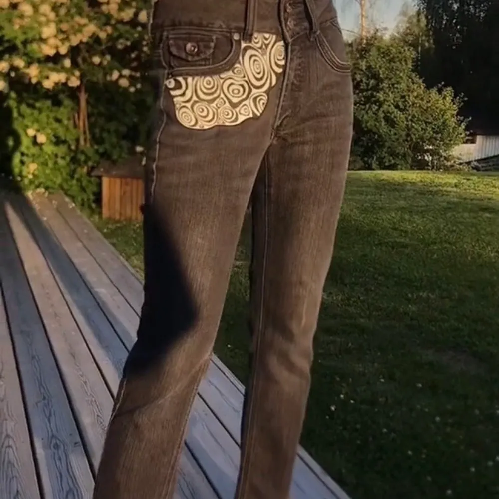 Ett par svarta Miguel jeans i storlek 36. Dessa är köpta second hand och handmålade av mig. Byxorna är i mycket fint skick och färgen är fixerad för att klara av tvättmaskin. Jeans & Byxor.