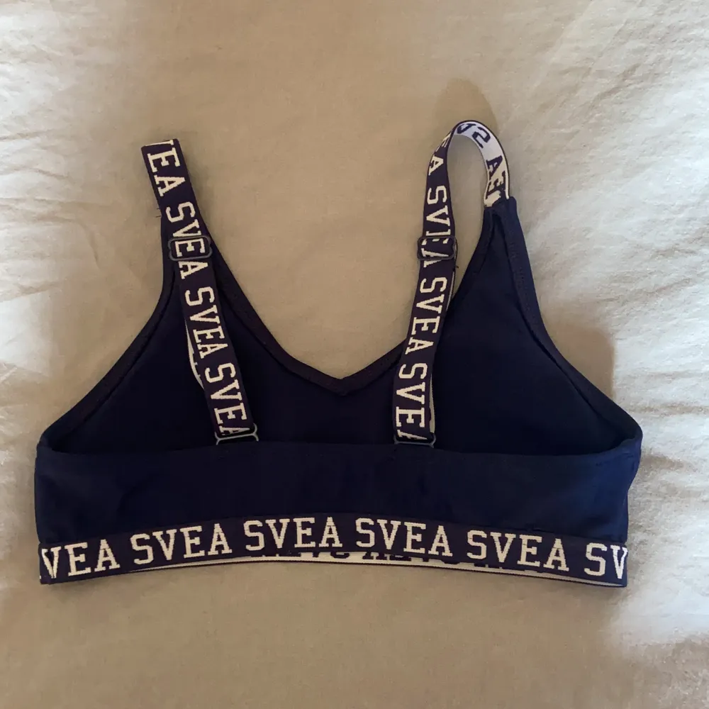 Säljer en jätte fin Svea bikiniöverdel i marinblått och vitt. Säljer pga att den inte kommer till användning längre. Använd ett fåtal gånger och därför som nyskick💗 skriv priv för mer bilder💗💗. Övrigt.