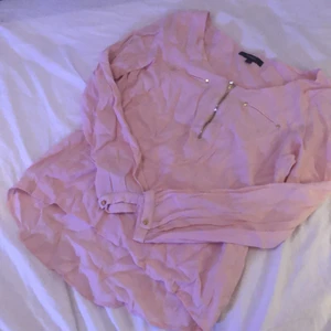 Ljusrosa blus - Ljusrosa blus med guldiga detaljer i storlek m. Blusen stryks före frakt. 60kr+frakt💕