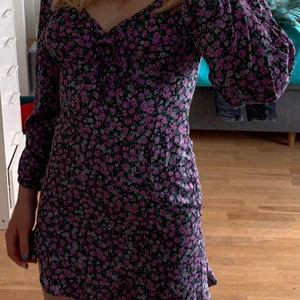 Sommarklänning från Pull & Bear - Somrig klänning med fint blommönster! Med en liten slits där fram samt dragkedja vid sidan. Säljes pga har inte fått användning av den. Den är lite kortare i ärmarna. På mig som är 1.65 cm lång slutar den en bit ovanför knäna. Skriv för fler bilder! 