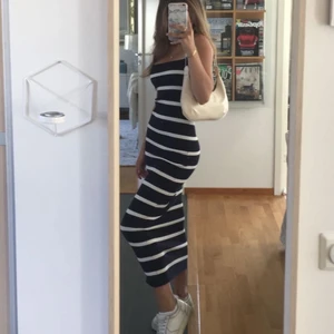 Klänning - Intressekoll på denna goingen som är helt slutsåld! Skriv vid intresse💕