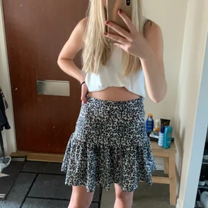 Somrig kjol - Somrig kjol från Nelly i bra skick! Dragkedja finns på sidan se bild 2.  Buda, spårbar frakt tillkommer på 66kr🥰