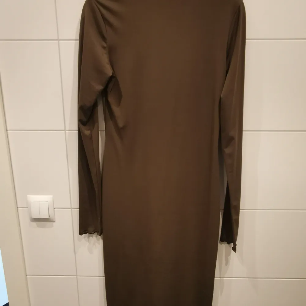 Olivgrön klänning från H&M i storlek M 💚 Frakt tillkommer 💕. Klänningar.