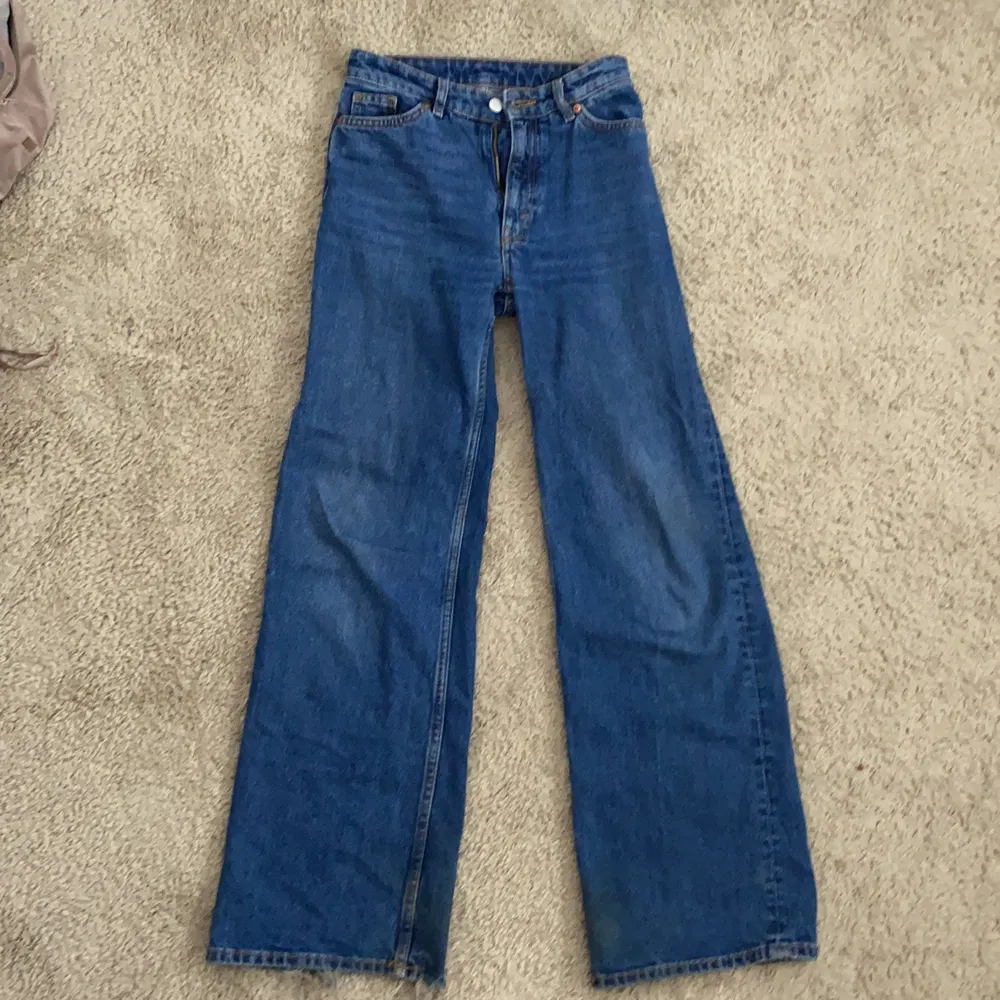 Blåa jeans från Monki, hög midja, lite slitna i ändorna. Frakten ingår inte i priset. Ny pris 400. Bubningen avslutar 16/7 23:00. Jeans & Byxor.