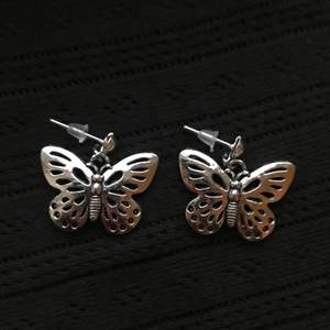 Fjärils-örhängen i silverfärg 🦋🍂 Örhängena på andra bilden är mina egna, vid köp får du självklart oanvända örhängen !! Frakt tillkommer på 18kr med frimärken 🧷🪐