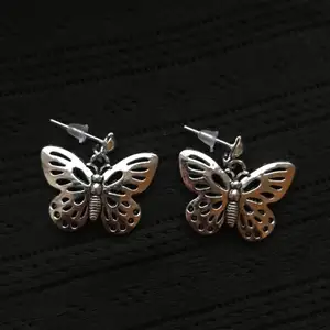 Fjärils-örhängen i silverfärg 🦋🍂 Örhängena på andra bilden är mina egna, vid köp får du självklart oanvända örhängen !! Frakt tillkommer på 18kr med frimärken 🧷🪐