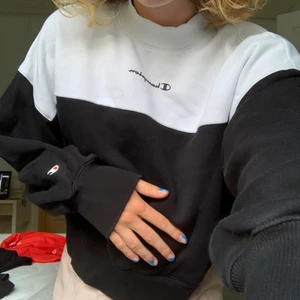 CHAMPION TRÖJA - Champion tröja som sitter som en SMÄCK! Svart och vit och sitter oversized på mig som är S <3 inte använd mer än på bilden, äkta, mysig!!! Skicka iväg ett meddelande för fler bilder eller frågor 🤍
