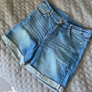 Meddellånga jeansshorts i highwaist från HM - Trendiga medellånga jeansshorts i highwaist! Till dessa kan du styla den snyggaste sommaroutfiten. Storlek 44.