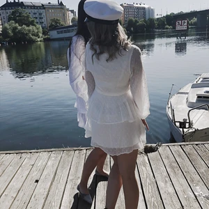 Klänning - Säljer min ett års gammla student kläning, använd en gång och är i väldigt fint skick. Tyckte den var lite för öppen vid brösten så har sytt ditt en knapp (se bild tre) men den går att ta av utan märke!