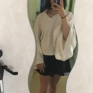 Vit fluffig tröja - Vit tröja med större ärmar