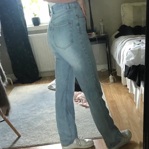Blåa jeans - Liknar bootcut jeans men skulle säga att de är mer raka i benen, väldigt bra skick
