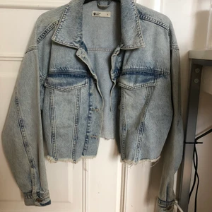 Jeansjacka  - Jättesnygg blå jeansjacka från ginatricot. 