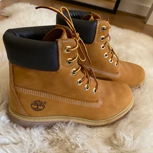 Timberland, stl 7  - Nyskick använd endast 3 gånger, väldigt fina och bra skor till vintern. Dessa köpte jag för 2000kr