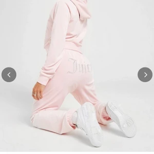 Juicy couture  - Säljer dessa underbart sköna och snygga juicy couture byxor då de var för stora för mig. endast testade och först till kvarn får köpa. sjukt skönt material och krymper INTE i tvätten. köpare står för frakt