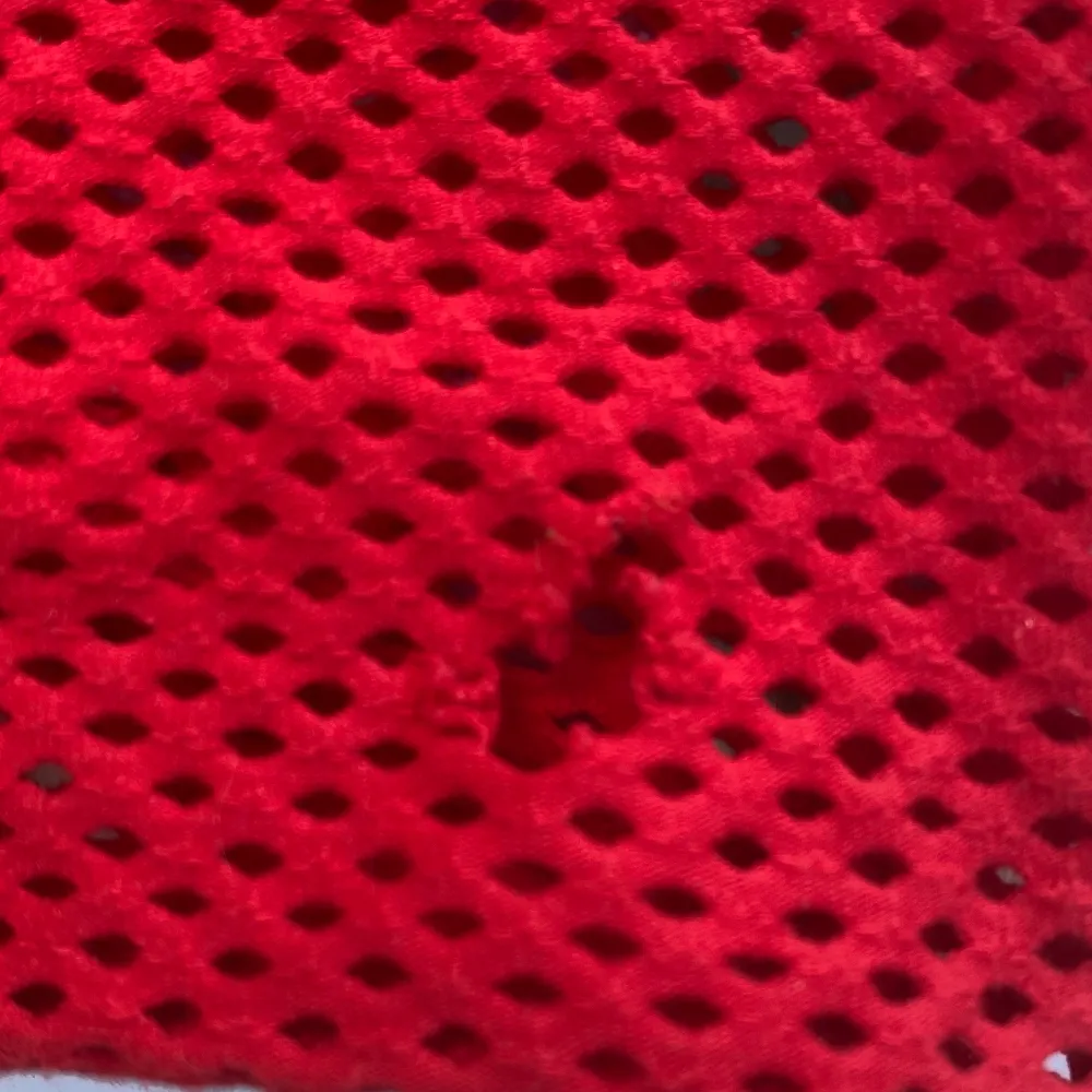 En super snygg ihålig röd tröja från Cinema☺️ Passar jättebra under en topp eller t shirt🤩 Den har dock ett hyfsat stort hål som man ser på bilden men syns knappt om man stoppar ner den❤️ Storlek 146/152💕💕. Tröjor & Koftor.