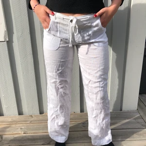 Linnebyxor med snörning - Verkligen assnygga linnebyxor med snörning i storlek 38🥰⚡️ Hon på bilden är ca 167! De har jättesnygga fickor med knappar där bak. Köptes utomlands💖Buda från 200kr🙌🏼(frakten är 66kr (spårbart)